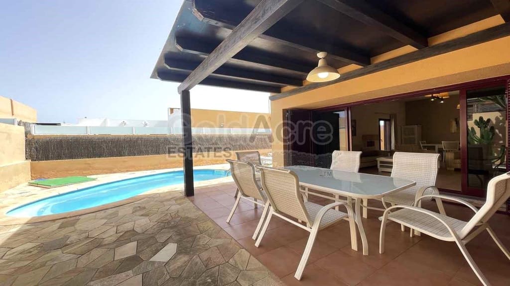 3 bedroom Villa for sale in La Oliva with pool - € 340,000 (Ref: 9129394)
