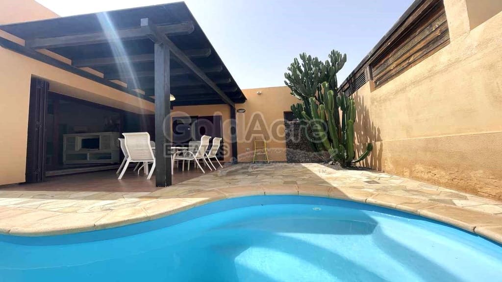 3 bedroom Villa for sale in La Oliva with pool - € 340,000 (Ref: 9129394)
