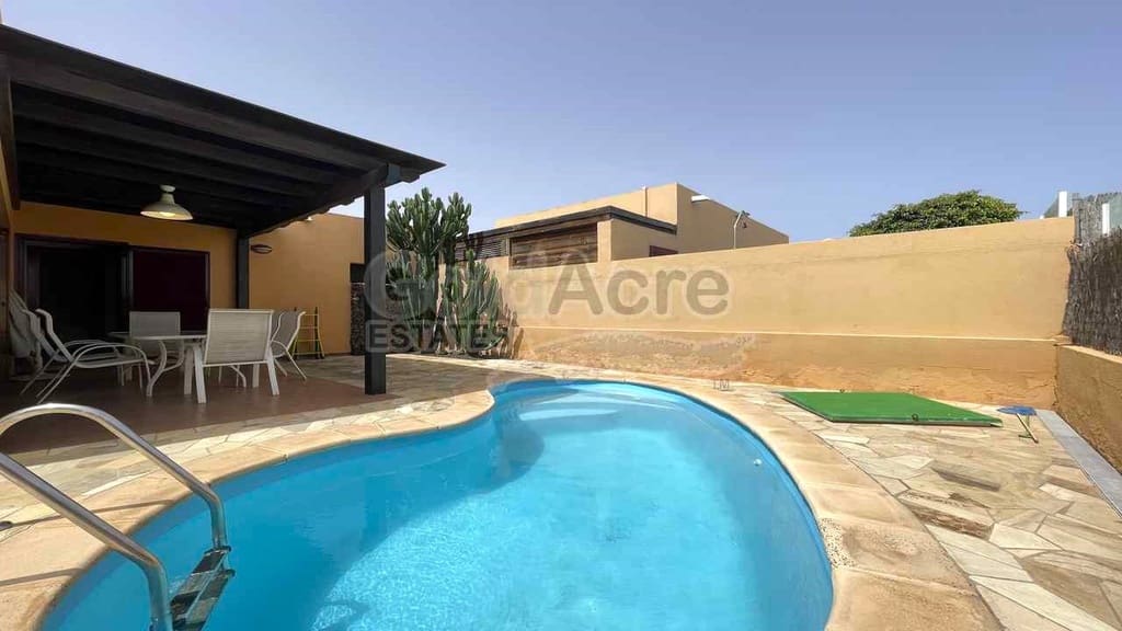 3 bedroom Villa for sale in La Oliva with pool - € 340,000 (Ref: 9129394)