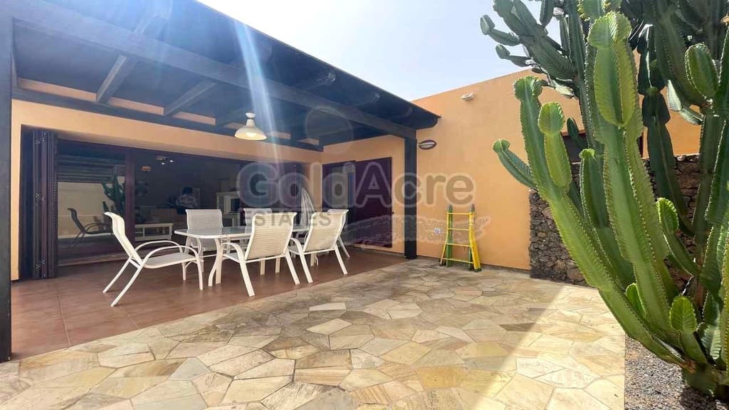 3 bedroom Villa for sale in La Oliva with pool - € 340,000 (Ref: 9129394)