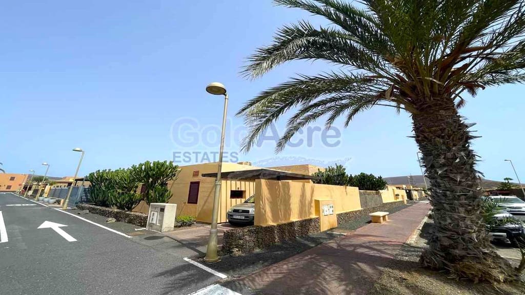 3 bedroom Villa for sale in La Oliva with pool - € 340,000 (Ref: 9129394)