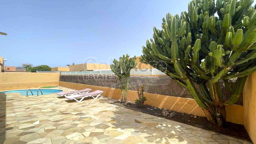3 bedroom Villa for sale in La Oliva with pool - € 340,000 (Ref: 9129394)