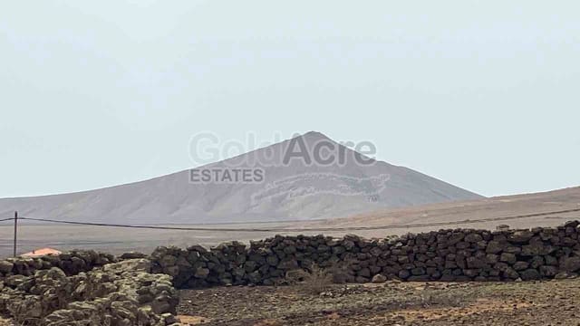 Grunde uden byggetilladelser til salg i Villaverde, La Oliva - € 180.000 (Ref: 9137460)