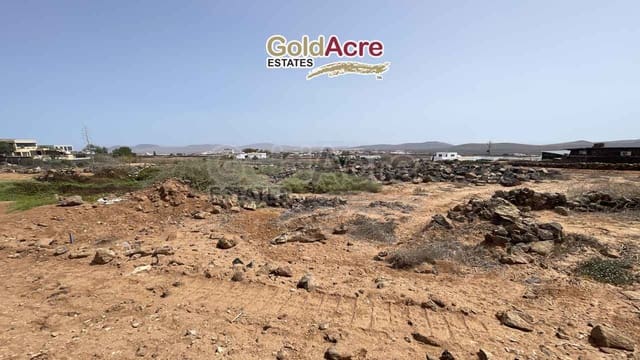 Grunde uden byggetilladelser til salg i Villaverde, La Oliva - € 180.000 (Ref: 9137460)