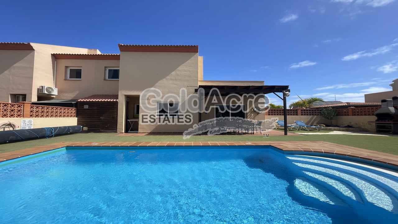 3 sypialnia Willa na sprzedaż w Corralejo z basenem - 515 000 € (Ref: 9181325)