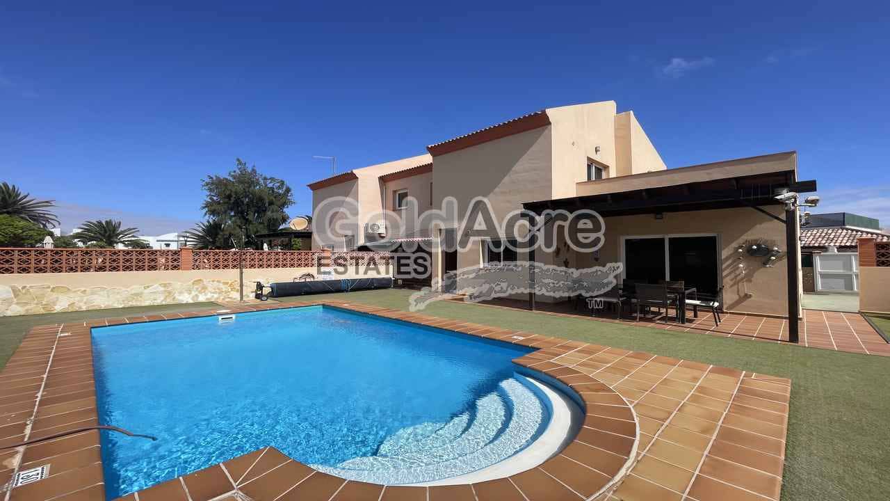 3 sypialnia Willa na sprzedaż w Corralejo z basenem - 515 000 € (Ref: 9181325)