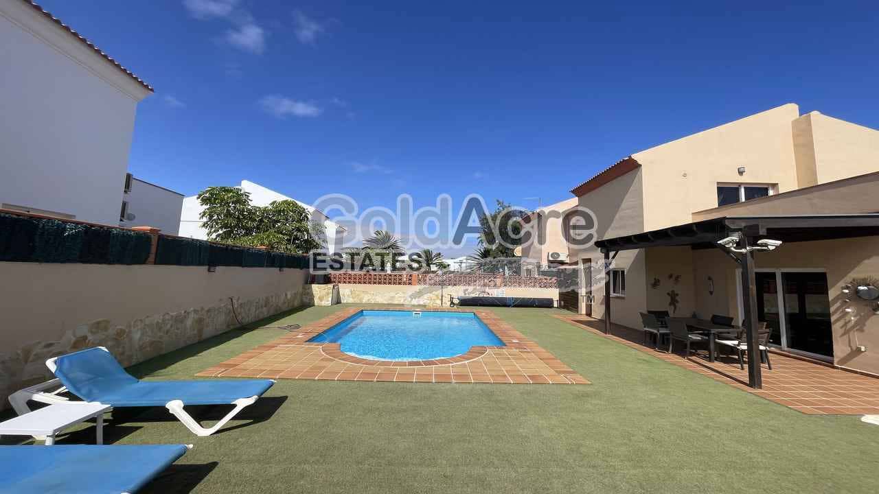 3 sypialnia Willa na sprzedaż w Corralejo z basenem - 515 000 € (Ref: 9181325)