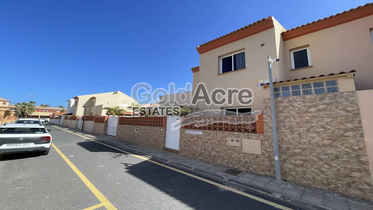 3 sypialnia Willa na sprzedaż w Corralejo z basenem - 515 000 € (Ref: 9181325)