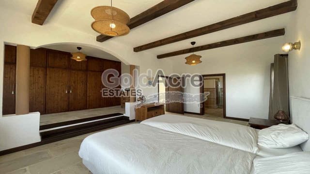 4 makuuhuone Huvila myytävänä paikassa Villaverde, La Oliva mukana uima-altaan - 1 295 000 € (Ref: 9192671)