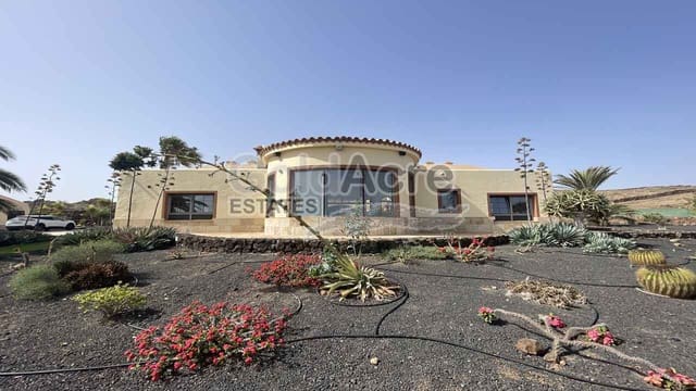 4 makuuhuone Huvila myytävänä paikassa Villaverde, La Oliva mukana uima-altaan - 1 295 000 € (Ref: 9192671)