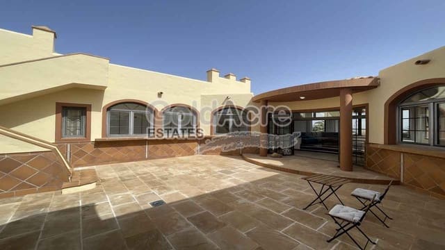 Chalet de 4 habitaciones en Villaverde, La Oliva en venta con piscina garaje - 875.000 € (Ref: 9192671)
