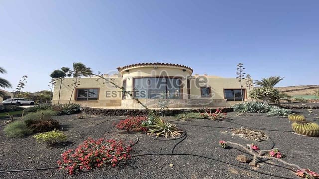 Chalet de 4 habitaciones en Villaverde, La Oliva en venta con piscina garaje - 875.000 € (Ref: 9192671)