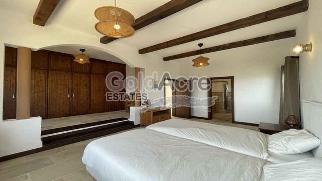 4 slaapkamer Villa te koop in Villaverde, La Oliva met zwembad garage - € 875.000 (Ref: 9192671)
