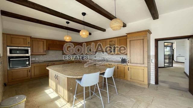 4 quarto Moradia para venda em Villaverde, La Oliva com piscina garagem - 925 000 € (Ref: 9192671)