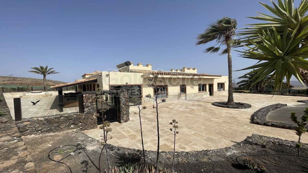 4 bedroom Villa for sale in Villaverde with pool garage - € 925,000 (Ref: 9192671)