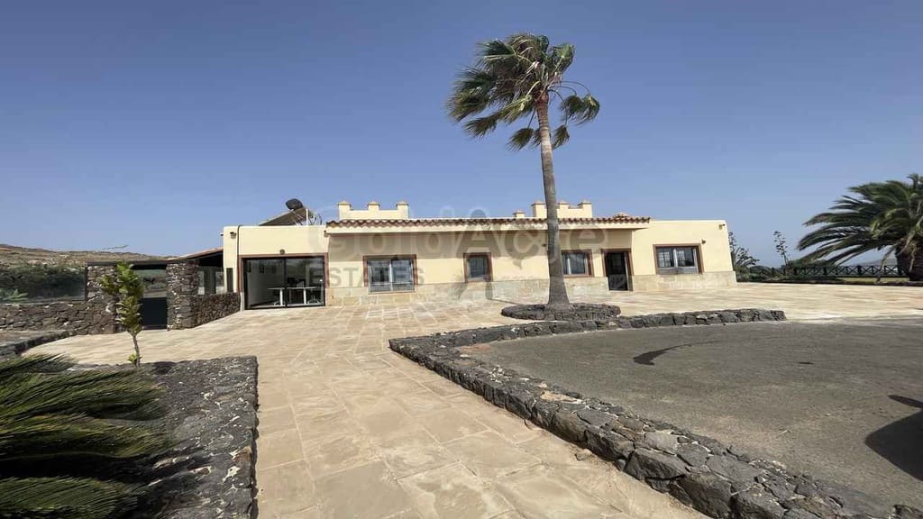 4 bedroom Villa for sale in Villaverde with pool garage - € 925,000 (Ref: 9192671)
