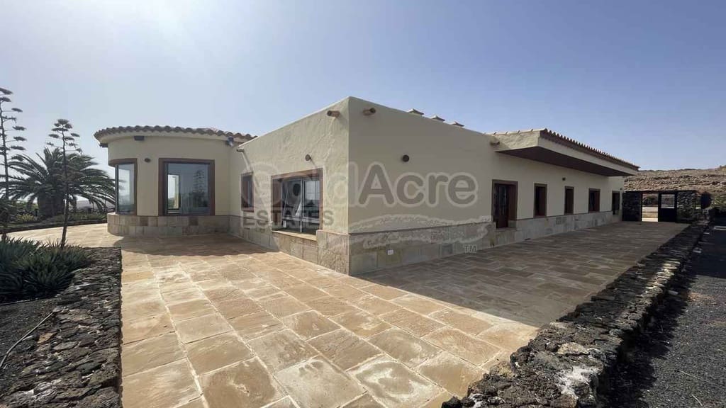 4 bedroom Villa for sale in Villaverde with pool garage - € 925,000 (Ref: 9192671)