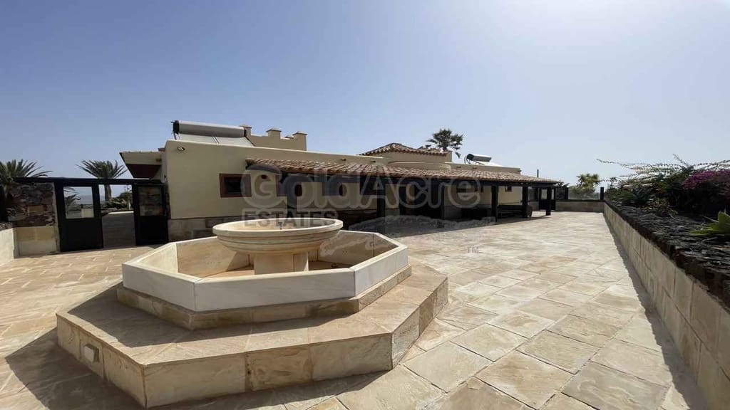 4 bedroom Villa for sale in Villaverde with pool garage - € 925,000 (Ref: 9192671)