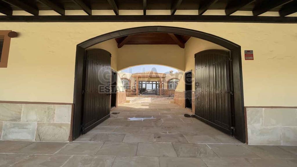4 bedroom Villa for sale in Villaverde with pool garage - € 925,000 (Ref: 9192671)