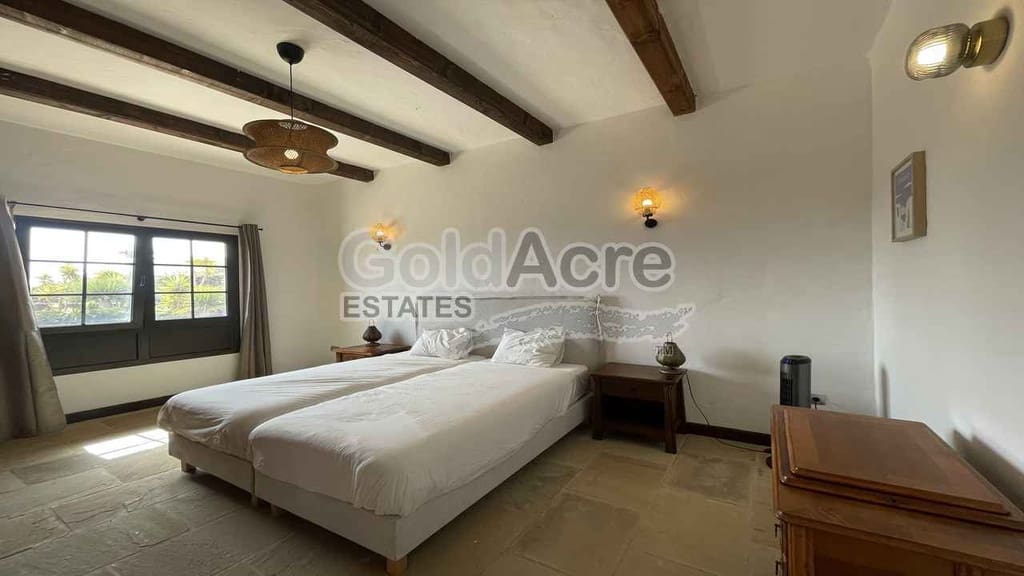 4 bedroom Villa for sale in Villaverde with pool garage - € 925,000 (Ref: 9192671)