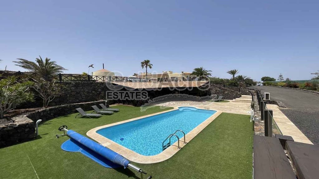 4 bedroom Villa for sale in Villaverde with pool garage - € 925,000 (Ref: 9192671)