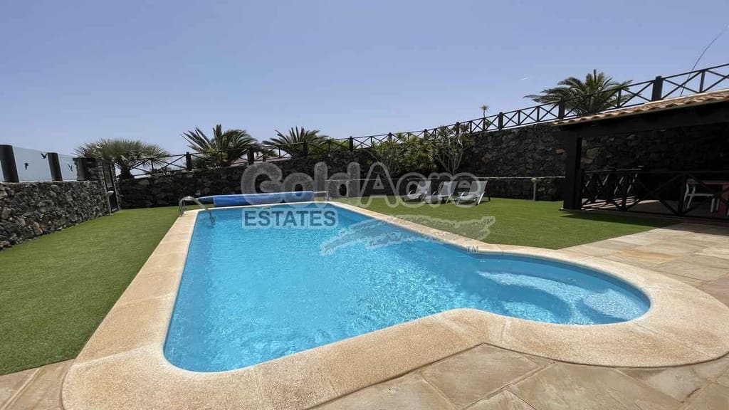 4 bedroom Villa for sale in Villaverde with pool garage - € 925,000 (Ref: 9192671)