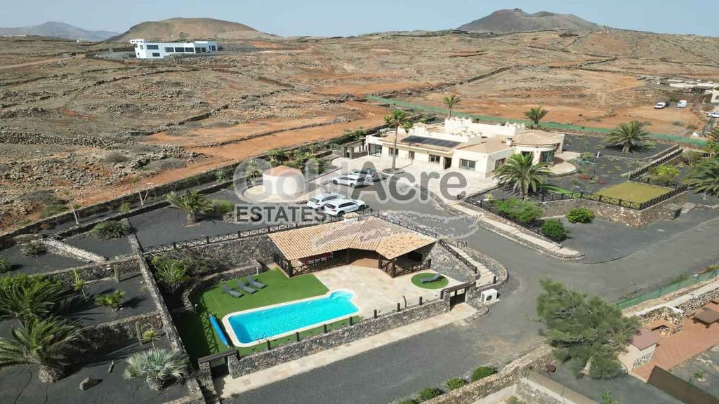 4 bedroom Villa for sale in Villaverde with pool garage - € 925,000 (Ref: 9192671)