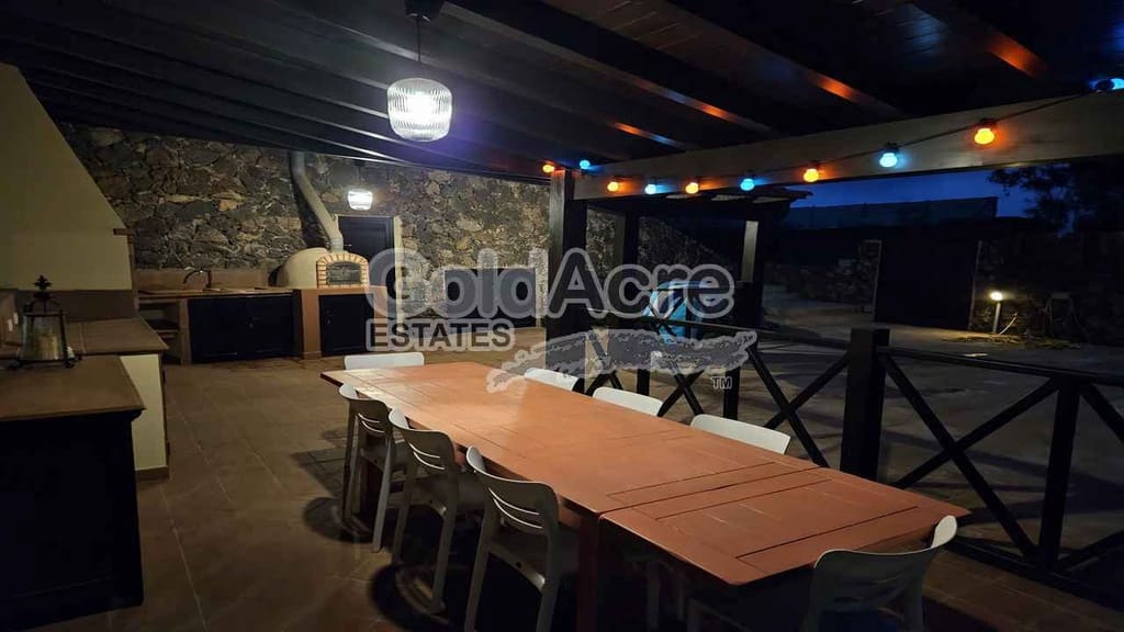 4 bedroom Villa for sale in Villaverde with pool garage - € 925,000 (Ref: 9192671)