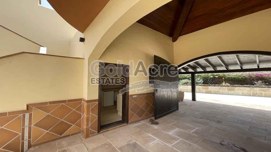 4 bedroom Villa for sale in Villaverde with pool garage - € 925,000 (Ref: 9192671)