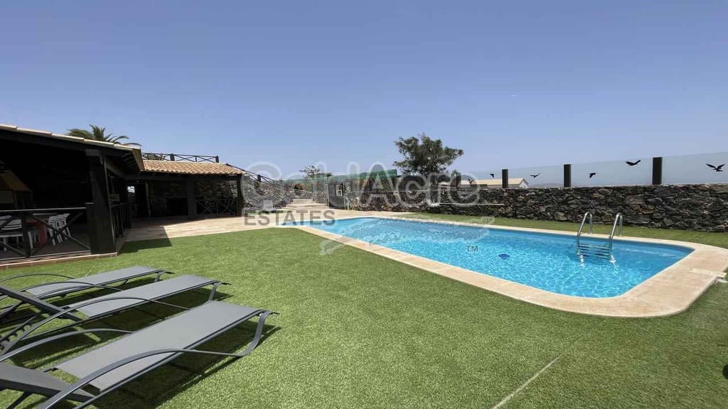 4 bedroom Villa for sale in Villaverde with pool garage - € 925,000 (Ref: 9192671)
