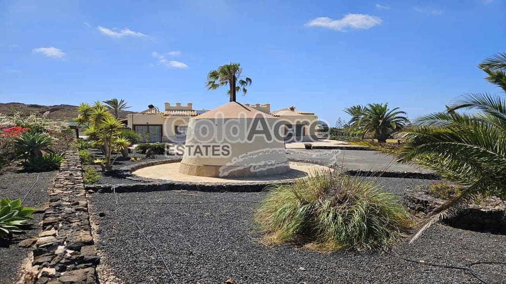 4 bedroom Villa for sale in Villaverde with pool garage - € 925,000 (Ref: 9192671)
