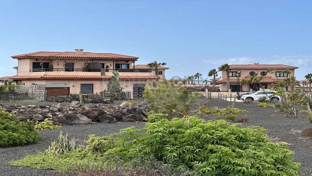 Chalet de 3 habitaciones en Majanicho en venta con piscina - 260.000 € (Ref: 9235887)