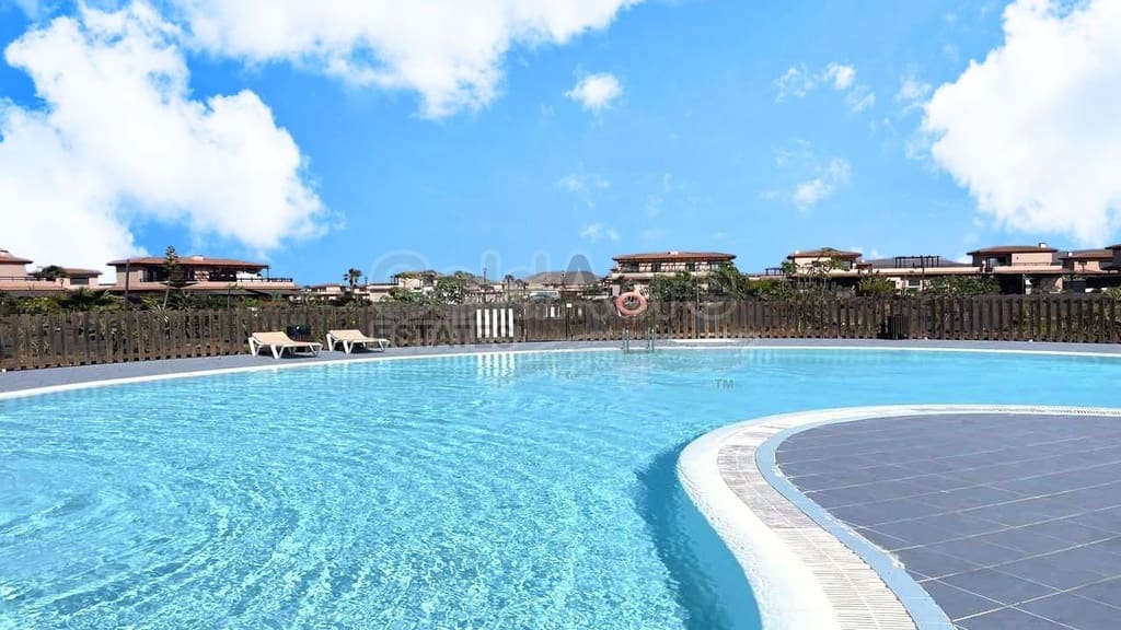 Chalet de 3 habitaciones en Majanicho en venta con piscina - 260.000 € (Ref: 9235887)