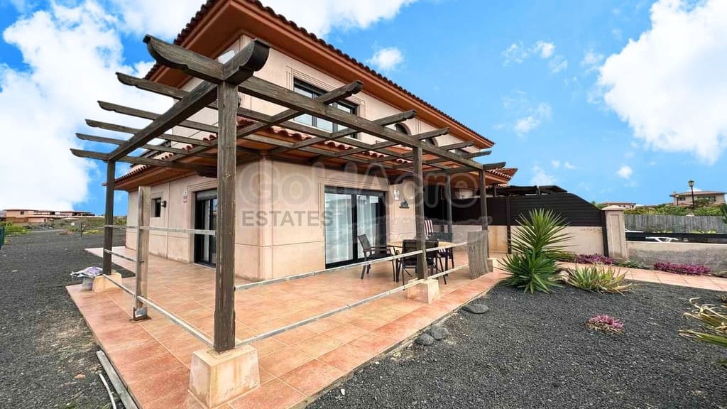 Chalet de 3 habitaciones en Majanicho en venta con piscina - 260.000 € (Ref: 9235887)