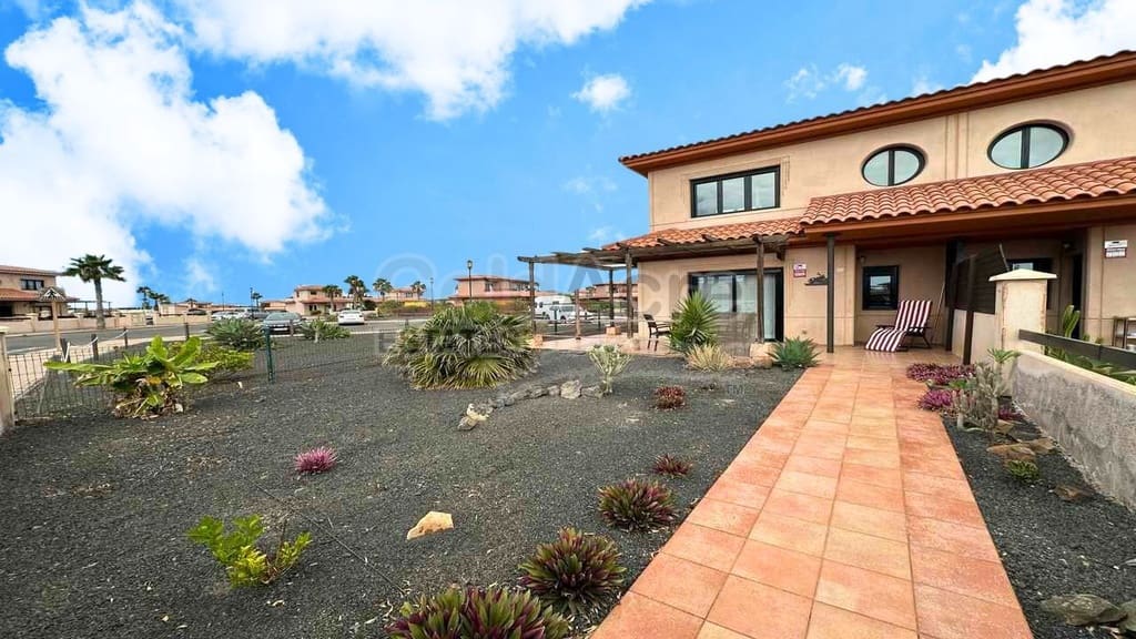 Chalet de 3 habitaciones en Majanicho en venta con piscina - 260.000 € (Ref: 9235887)