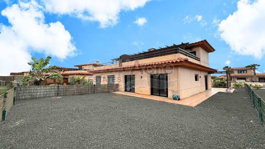 Chalet de 3 habitaciones en Majanicho en venta con piscina - 260.000 € (Ref: 9235887)