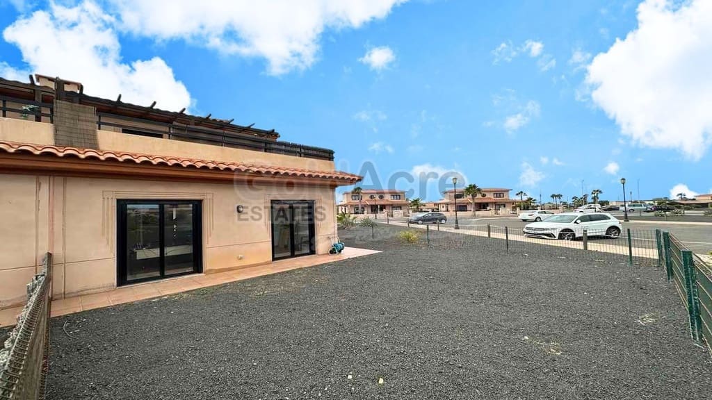 Chalet de 3 habitaciones en Majanicho en venta con piscina - 260.000 € (Ref: 9235887)