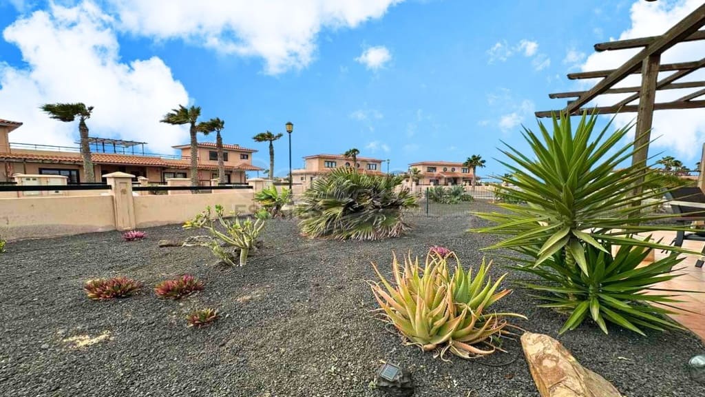 Chalet de 3 habitaciones en Majanicho en venta con piscina - 260.000 € (Ref: 9235887)