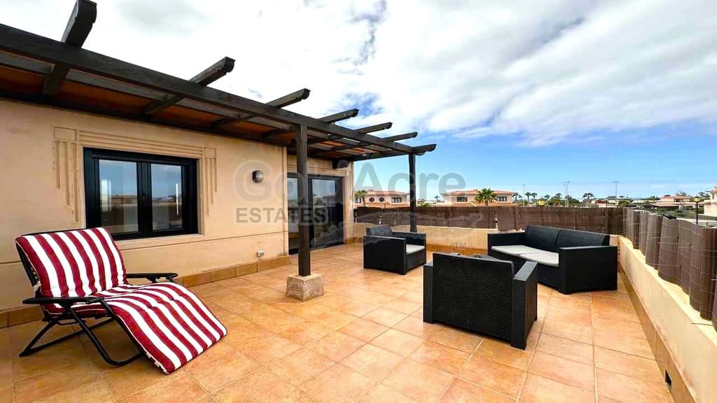Chalet de 3 habitaciones en Majanicho en venta con piscina - 260.000 € (Ref: 9235887)