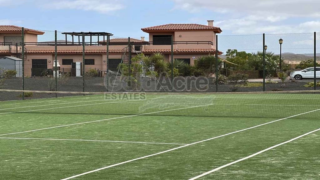 Chalet de 3 habitaciones en Majanicho en venta con piscina - 260.000 € (Ref: 9235887)