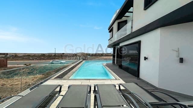 4 sypialnia Willa na sprzedaż w Corralejo, La Oliva z basenem - 499 000 € (Ref: 9236089)