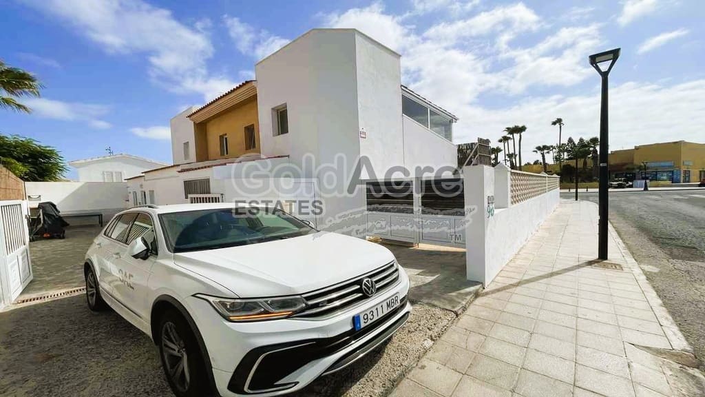 3 bedroom Villa for sale in Corralejo with pool - € 425,000 (Ref: 9291175)