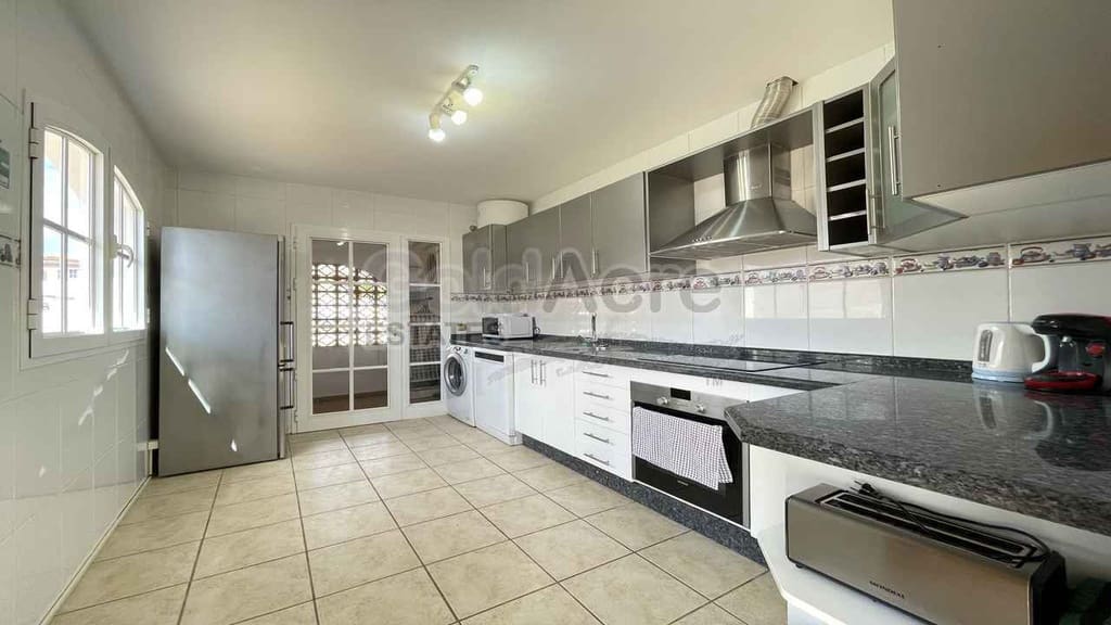 4 soveværelse Villa til salg i Caleta de Fuste med swimmingpool garage - € 510.000 (Ref: 9304906)