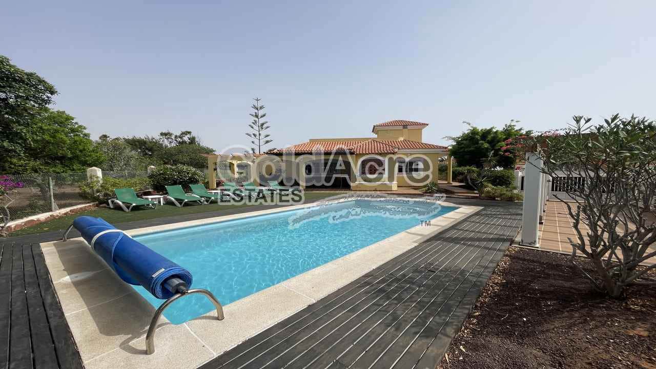 3 sovrum Villa till salu i Caleta de Fuste med pool - 775 000 € (Ref: 9344430)