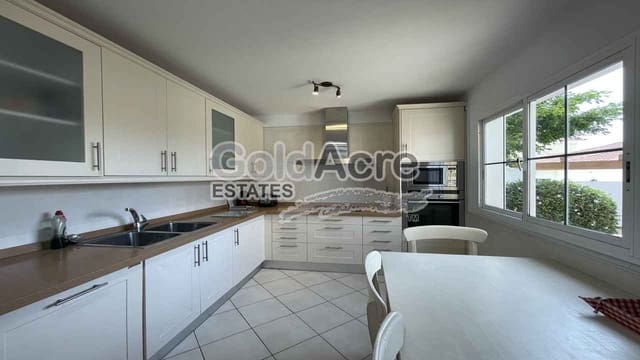 3 makuuhuone Huvila myytävänä paikassa Caleta de Fuste, Antigua mukana uima-altaan 
autotalli - 775 000 € (Ref: 9344430)