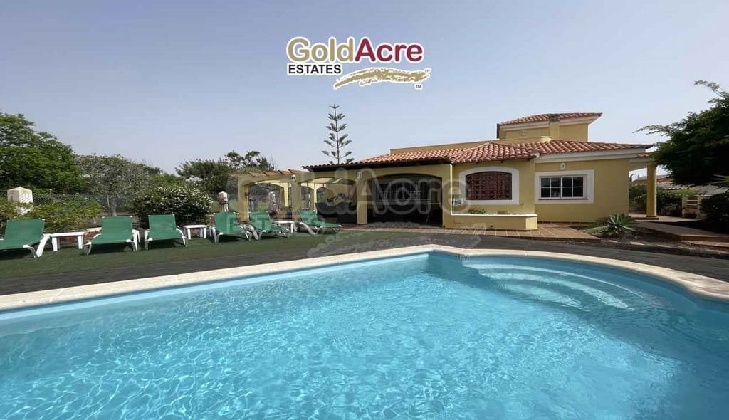 3 bedroom Villa for sale in Caleta de Fuste with pool garage - € 775,000 (Ref: 9344430)