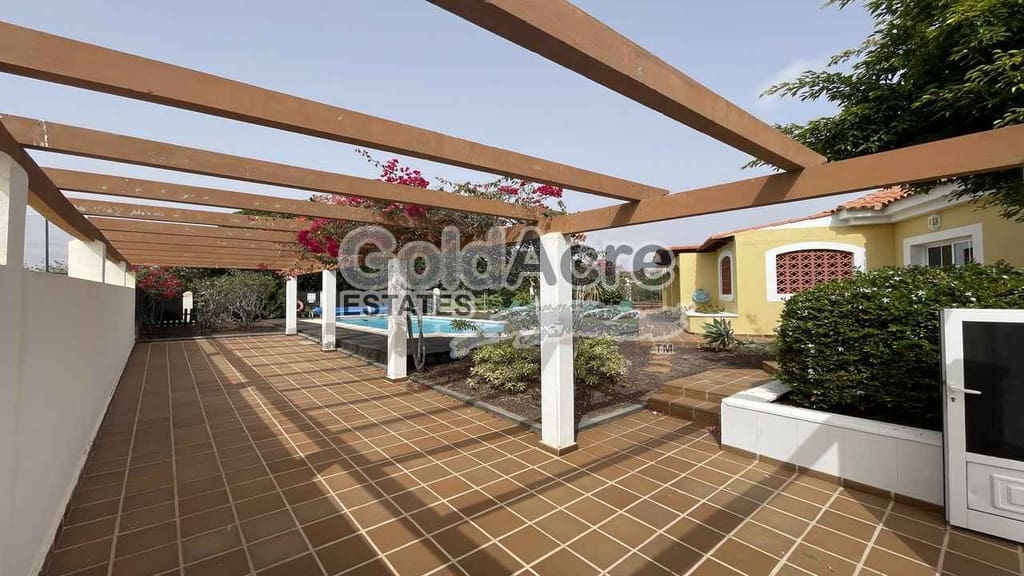 3 bedroom Villa for sale in Caleta de Fuste with pool garage - € 775,000 (Ref: 9344430)