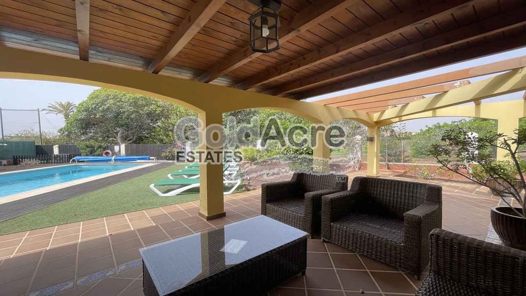 3 bedroom Villa for sale in Caleta de Fuste with pool garage - € 775,000 (Ref: 9344430)