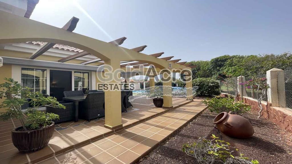 3 bedroom Villa for sale in Caleta de Fuste with pool garage - € 775,000 (Ref: 9344430)