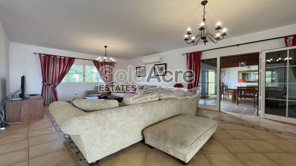 3 bedroom Villa for sale in Caleta de Fuste with pool garage - € 775,000 (Ref: 9344430)